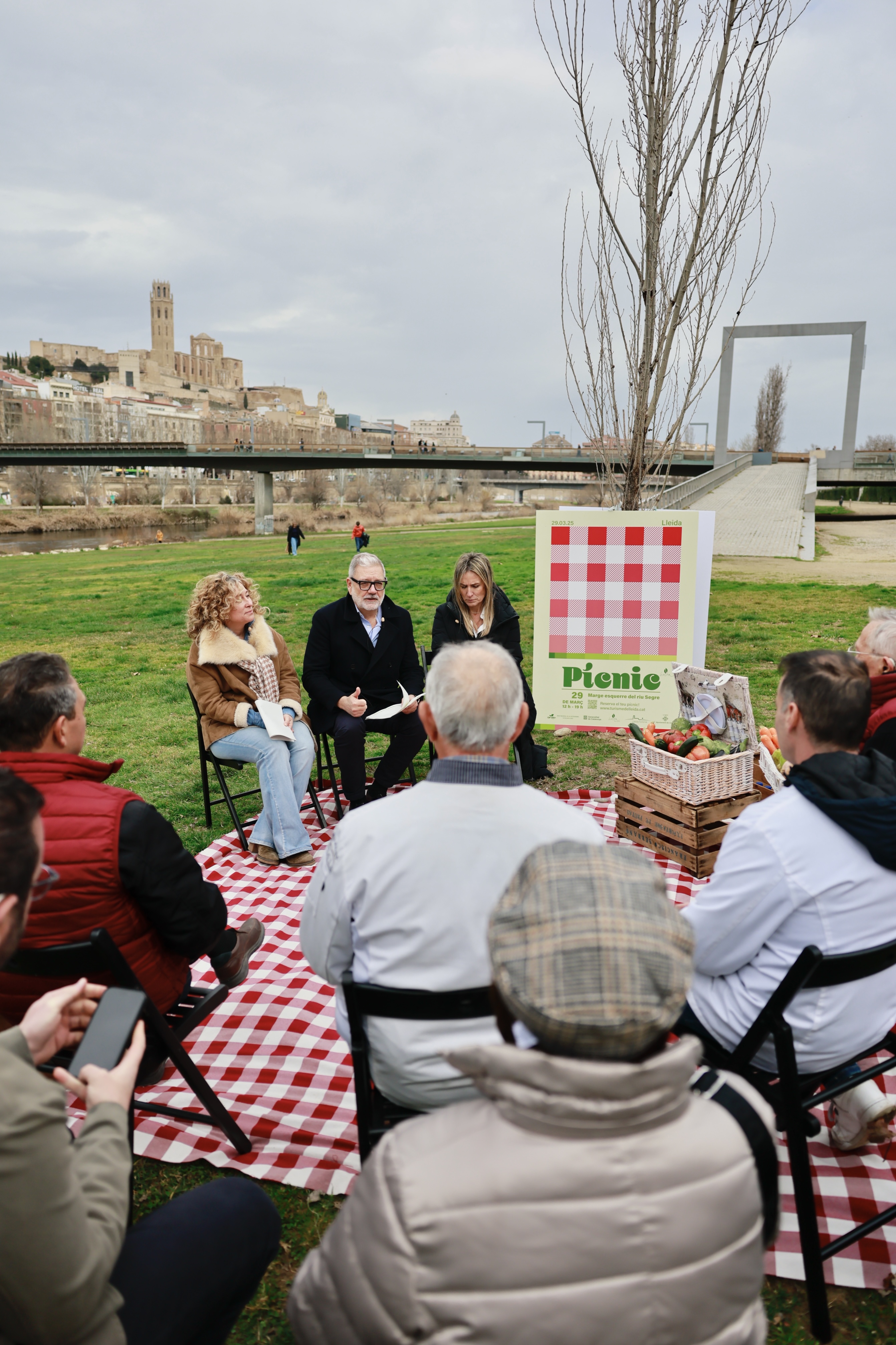 L’alcalde Larrosa, acompanyat de la regidora Pilar Bosch i de la directora del departament de Turisme, Mònica Terrado, ha presentat el pícnic multitudinari al riu Segre com a acció de Lleida que se suma al projecte ‘Catalunya Regió Mundial de la Gastronomia 2025’.