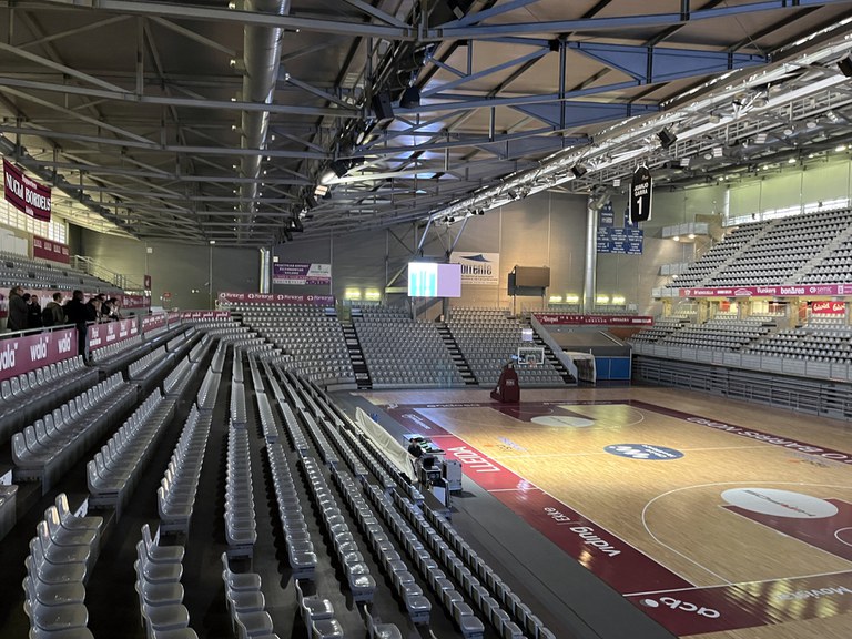 El pavelló compta amb 33 projectors LED