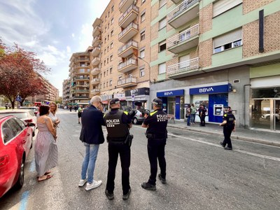 L'alcalde Fèlix Larrosa i les tinentes d'alcalde Cristina Morón i Begoña Iglesias al lloc dels fets juntament amb la Guàrdia Urbana.