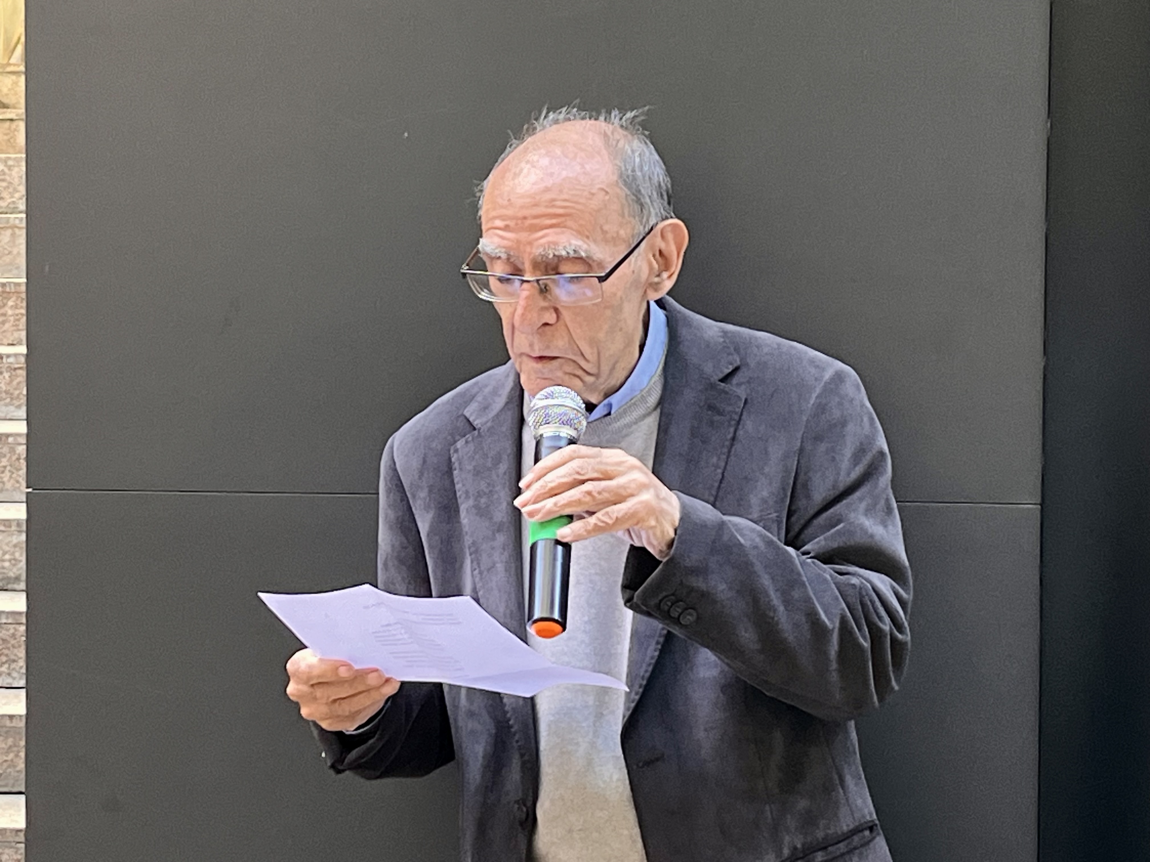 Jordi Pàmias llegint "Dolç carrer Major"