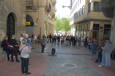 Una setantena de persones participen en l’activitat “Un passeig per la Lleida de la República nou dècades després”.