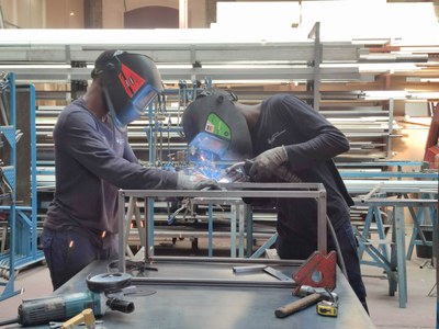 Es tracta dels joves treballadors de les especialitats de soldadura, pintura i fusteria.