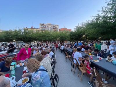 El sopar comunitari ha comptat amb la participació de més de mig miler de persones.