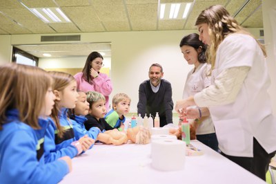 Aquesta iniciativa té com a objectiu que els infants es familiaritzin amb l'entorn hospitalari i perdin la por a la bata blanca mostrant-los que els ….