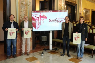 L’alcalde de Lleida, Miquel Pueyo, acompanyat del regidor de Ciutat, Cultura i Transició Ecològica, Jaume Rutllant, i de la regidora de Consum, Comerç, Mercats i Participació, Marta Gispert, ha presentat el programa del Sant Jordi 2023.