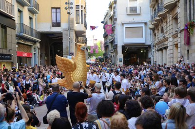 Un nombrós públic s’ha aplegat a la plaça de la Paeria.
