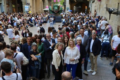 El paer en cap, Fèlix Larrosa, acompanyat de la Corporació Municipal, ha assistit al Pregó que s’ha llegit des de la plaça de la Paeria.