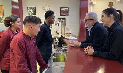 El paer en cap, Fèlix Larrosa, ha conversat amb l'alumnat de l'Escola d'Hotaleria i Turisme i s'ha interessat per les matèries que estudien i les prà….