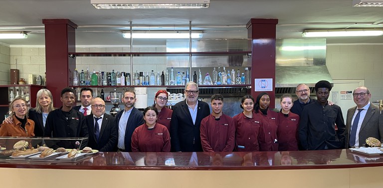 En la visita a l'Escola d'Hoteleria i Turisme de Lleida, s'ha saludat l'alumnat del centre.