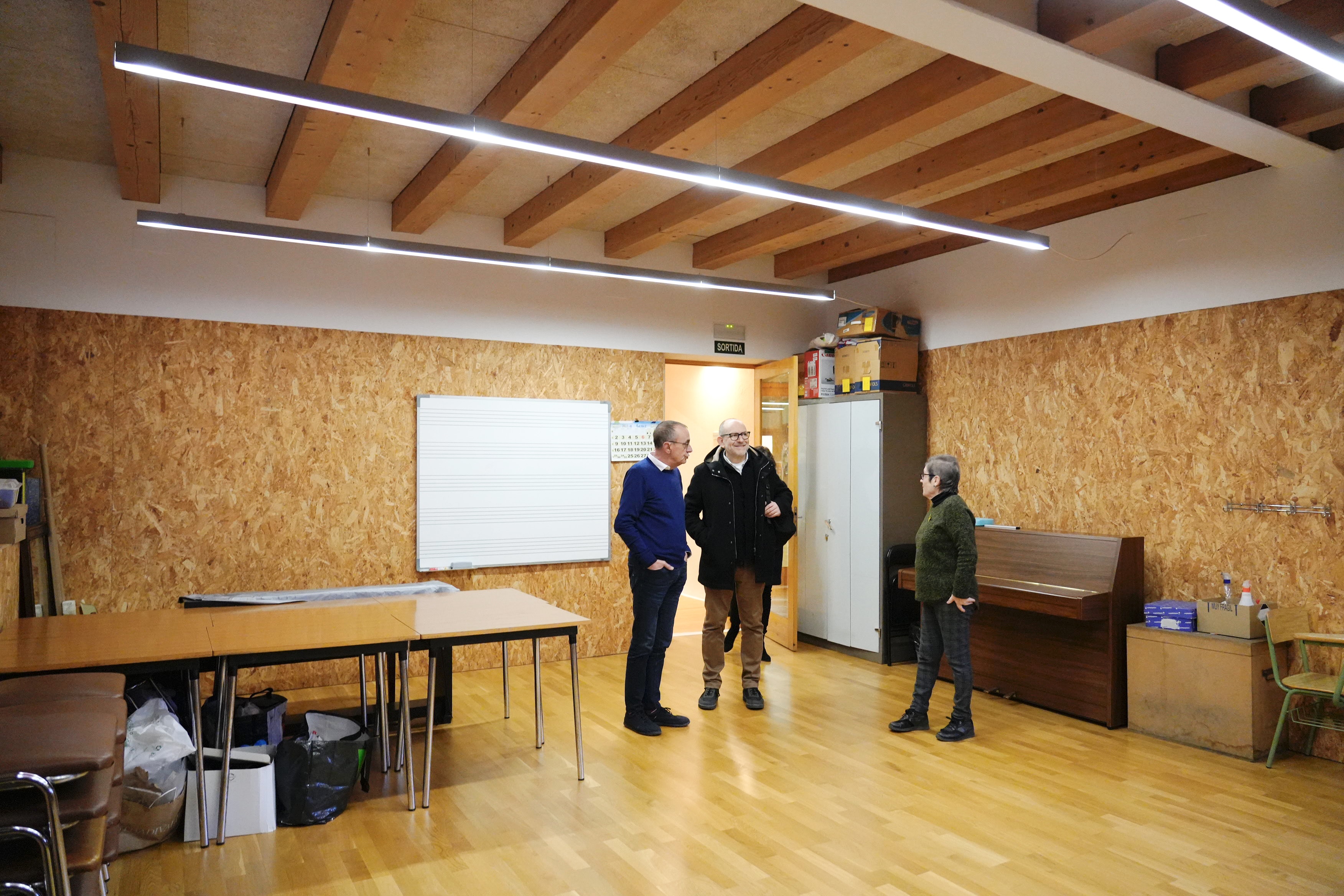 L'Escola de Música Sícoris i la Coral Shalom comparteixen alguns espais a l'antic convent de Santa Clara, on tenen les seves respectives seus.