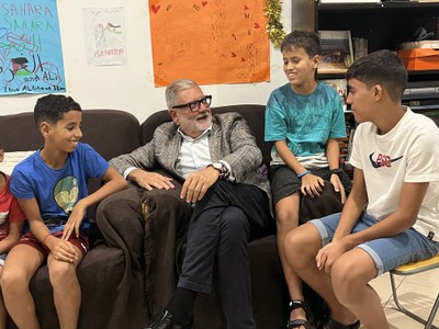 L'alcalde ha parlat una estona amb els infants sahrauís que viuen al pis del projecte Haima Acull.