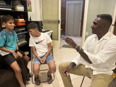 El regidor de Cooperació, Jackson Quiñónez, ha saludat i jugat amb els infants sahrauís.