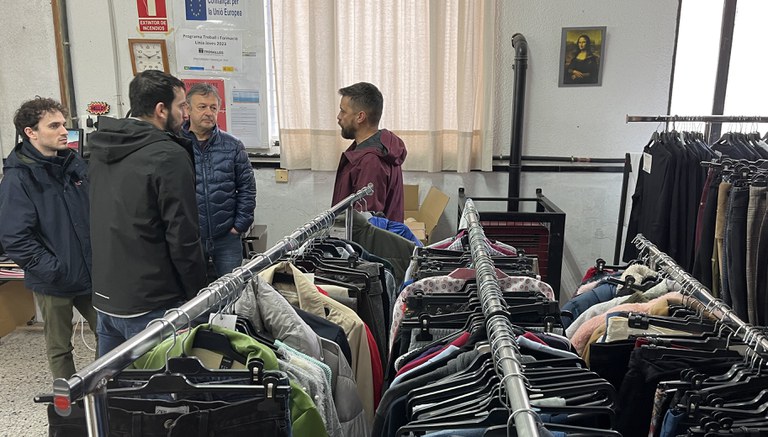 El director de Càritas, Rafael Allepuz, i el gerent de Troballes, Adrià Paris, han explicat al regidor Enjuanes el funcionament de Troballes.