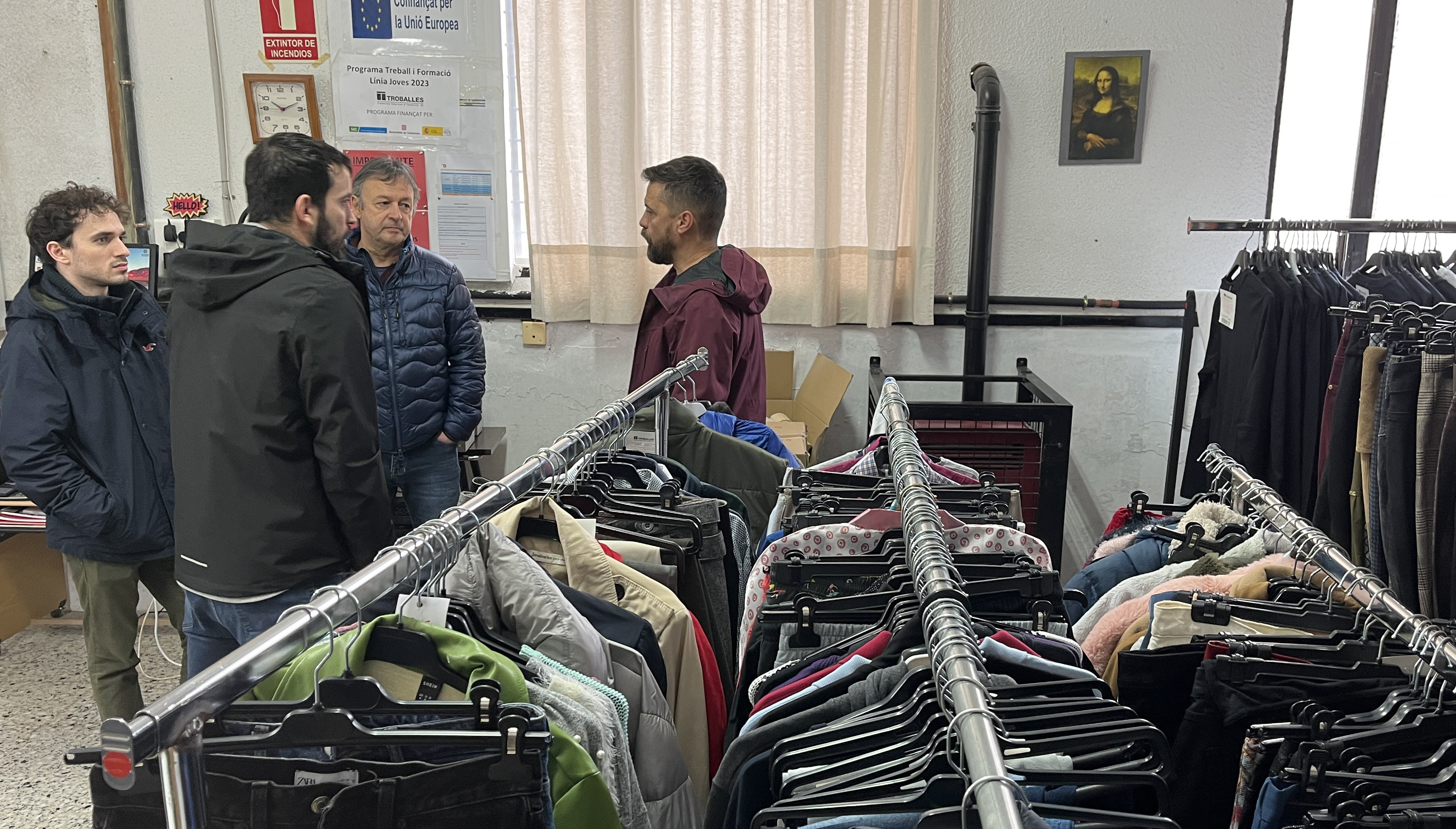 El director de Càritas, Rafael Allepuz, i el gerent de Troballes, Adrià Paris, han explicat al regidor Enjuanes el funcionament de Troballes.