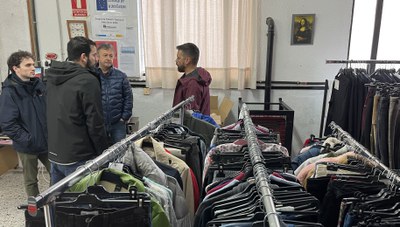 El director de Càritas, Rafael Allepuz, i el gerent de Troballes, Adrià Paris, han explicat al regidor Enjuanes el funcionament de Troballes..