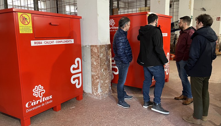 Visita a Troballes, empresa d'inserció promoguda per Càritas, que entre altres serveis, fa recollida de roba i venda de roba de segona mà.