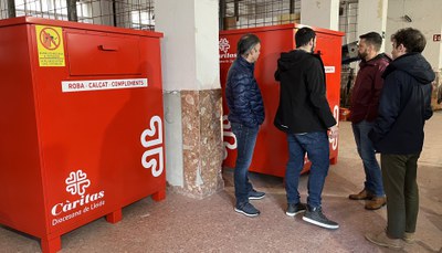 Visita a Troballes, empresa d'inserció promoguda per Càritas, que entre altres serveis, fa recollida de roba i venda de roba de segona mà..