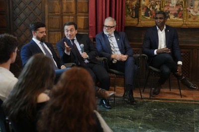 El ministre i l'alcalde s'han interessat pel projecte i han compartit impressions amb els joves.