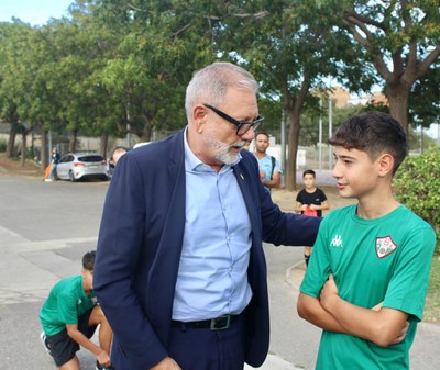 L'alcalde ha compartit impressions amb alguns dels jugadors que feien entrenament..