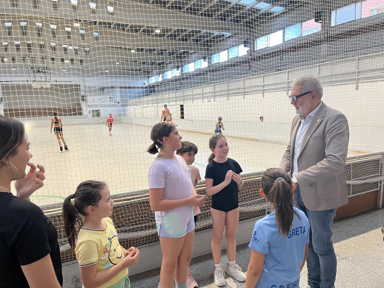 Larrosa saludant algunes de les patinadores del Club Patins Bordeta