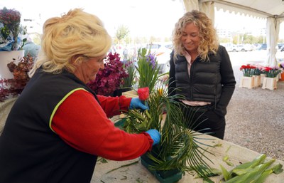 El Mercat de Flors de Tots Sants, instal·lat a l'av. Miquel Batllori fins demà dimecres, dia 1..