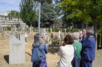 El secretari d’Estat de Memòria Democràtica del Govern, Fernando Martínez, i les regidores Sandra Castro i Montse Pifarré han fet el recorregut, amb ….