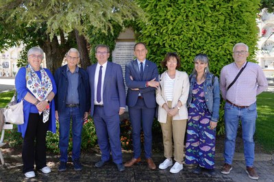 Parada de les autoritats a l'espai dedicat a les víctimes deportades als camps de concetnracio nazis..