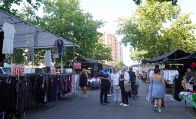 El Mercat del Camp d'Esports es fa els dijous, de 09 a 14 h, amb parades de fruita, verdura, roba, calçat, bijuteria, parament de la llar, etc..