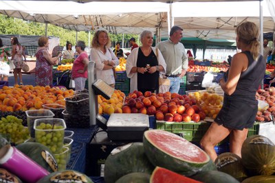 L'alcaldessa accidental, Carme Valls, i la regidora Pilar Bosch han visitat aquest dimecres el Mercadet del dijous al Camp d'Esports..