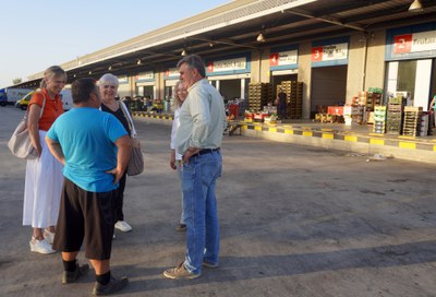 L’alcaldessa accidental, Carme Valls, i la regidora de Promoció de la Ciutat, Pilar Bosch, han conversat amb els i les paradistes per intercanviar im….