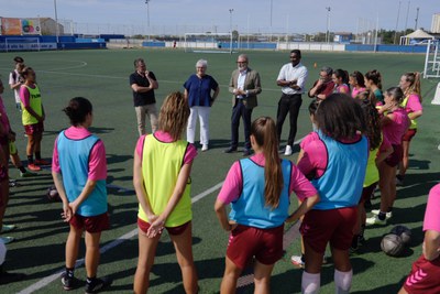 Durant la visita s'ha pogut parlar distesament amb les futbolistes i l'estaff tècnic i directiu de l'AEM.