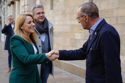 El paer en cap, Miquel Pueyo, ha rebut la consellera a l’entrada del palau consistorial.