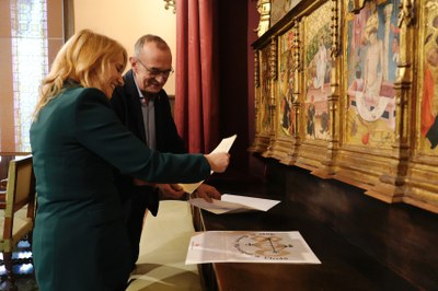 Després de signar en el Llibre d’Or de l’Ajuntament de Lleida, plegats han visitat el Saló de Sessions i el del Retaule de la Verge dels Paers.