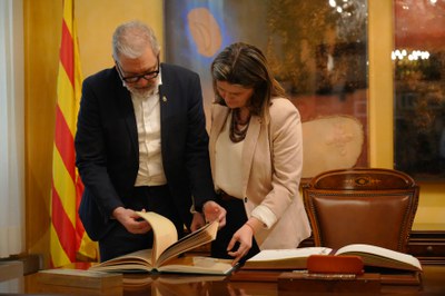 El paer en cap, Fèlix Larrosa, amb la síndica d'Aran, Maria Vergés, al despatx noble de la Peria..