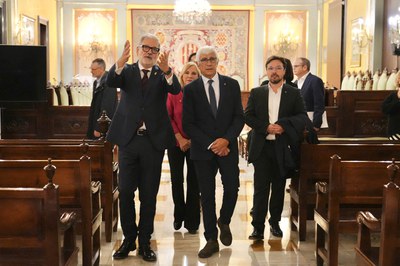 L'alcalde ha explicat al conseller alguns detalls de la planta noble del Palau de la Paeria.