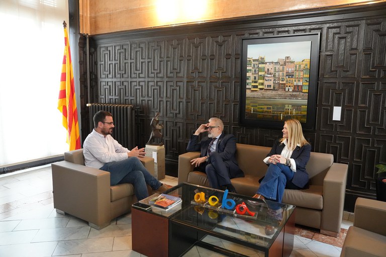 Larrosa i Iglesias conversant amb Lluc Salellas a l'Ajuntament de Girona