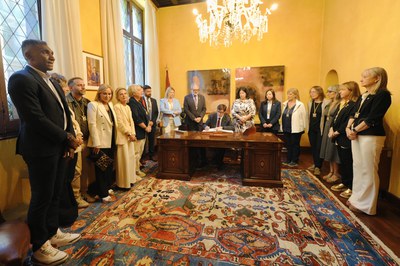 Illa ha firmat el Llibre d'Honor, acompanyat pels membres de la corporació municipal.