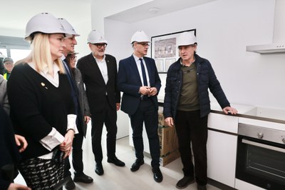 Visita als nous habitatges de promoció pública als Mangraners del paer en cap, Fèlix Larrosa, acomanyat de la tinenta d'alcalde, Begoña Iglesias, i el secretari d’Estat d’Habitatge i Agenda Urbana, David Lucas..