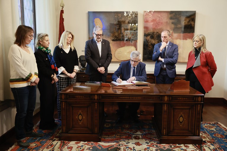 El secretari d’Estat d’Habitatge i Agenda Urbana, David Lucas, ha signat en el Llibre d'Or de la Paeria.