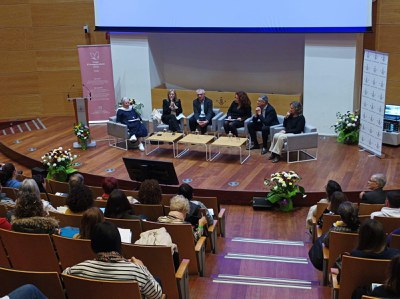 La regidora de Regidora de Persones Grans, Salut i Consum, Anna Miranda, ha assistit a la inauguració de la jornada que organitzen els Grups d’Acompa….