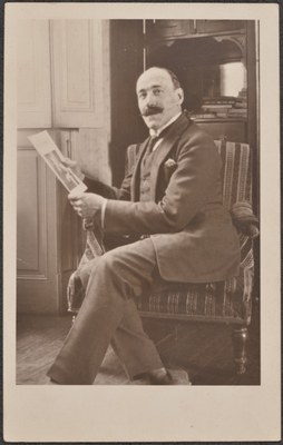 Viñes amb cartell de concert a la mà. UdL..