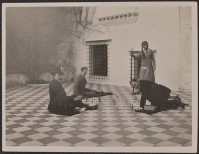 Viñes jugant a escacs. UdL..