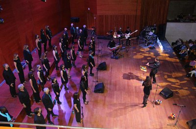 Imagen de una coral en el escenario del Auditorio Municipal Enric Granados.