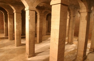Imagen del depósito del Museo del agua de Lleida donde se pueden ver sus pilares.