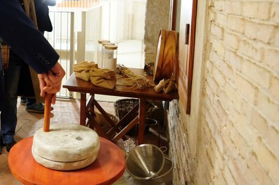 Fotografía de una parte de la exposición del Molino de San Anastasio, cómo se molía (herramientas, trigo molido...).