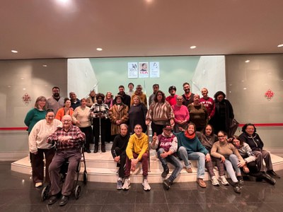 El teniente de alcalde y concejal de Innovación y Acción Social, Carlos Enjuanes, ha visitado este miércoles a las personas participantes en el proyecto "La Jarana" durante uno de los ensayos previos al estreno de su performance, que tendrá lugar este domingo en el Auditorio Municipal Enric Granados.