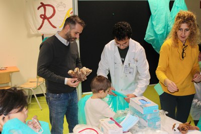 El concejal de Juventud, Educación y Empleo de la Paeria, Xavi Blanco, ha participado este miércoles en esta actividad, que se realiza hasta el próximo 15 de diciembre en la Ludoteca Municipal de Albarés y se incluye en el Programa Educativo Municipal “Educación en el Abasto”.