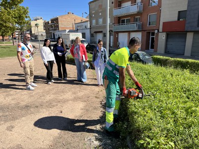 Las tenientes de alcalde Begoña Iglesias y Cristina Morón han visitado hoy las labores del Barrio en Barrio en Llívia.