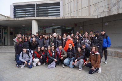 Alumnado del Episcopal hace una gincana por las calles de Balàfia para visibilizar la figura de la mujer..