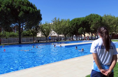 La Paeria amplía mañana martes el horario de apertura de las piscinas municipales hasta las 21 h..